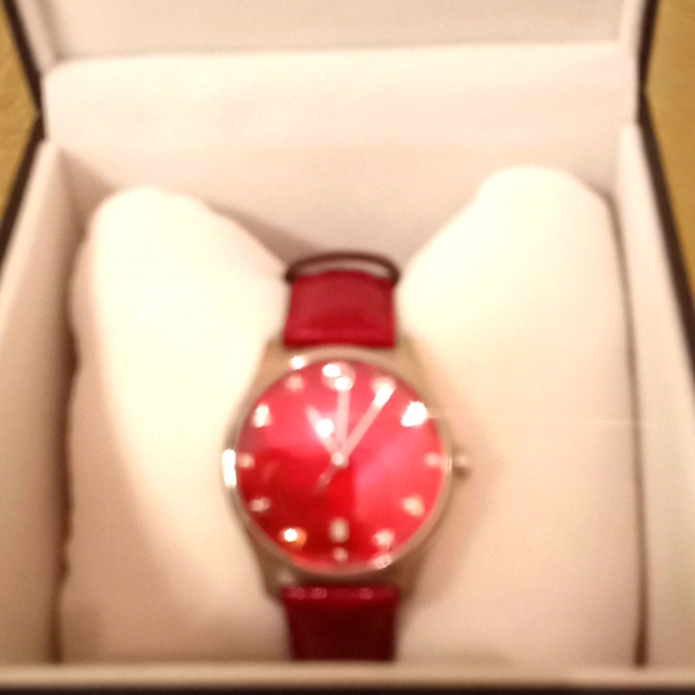 Gucci Red Patent Leather Band Watch - Picture 2 of 13